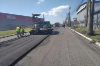Avenida Mrio Uriarte tem novo asfalto no bairro Cordeiros